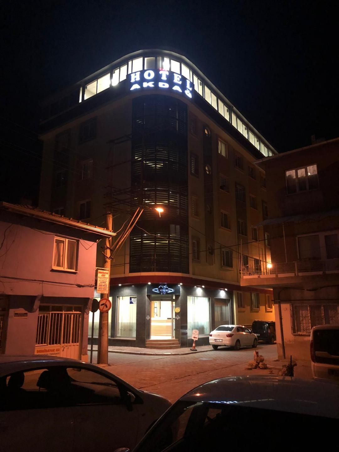 Hotel Akdağ binasının gece ışıklandırılmış cephesi ve tabelası