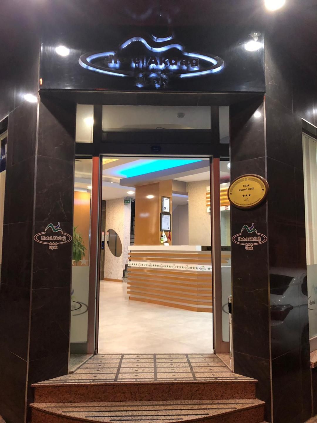 Otel giriş kapısı