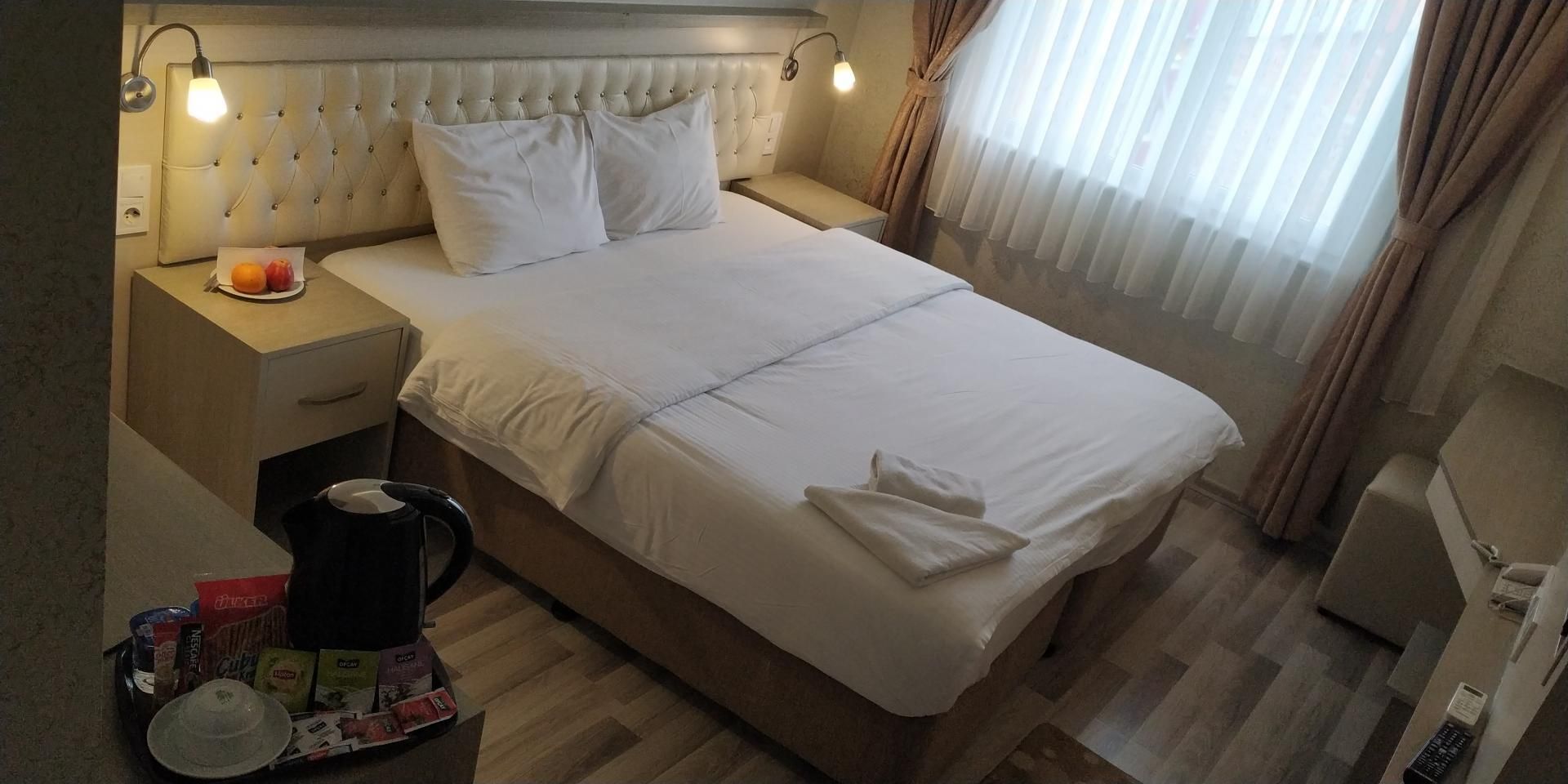 Kapitone başlıklı çift kişilik yatak ve pencere