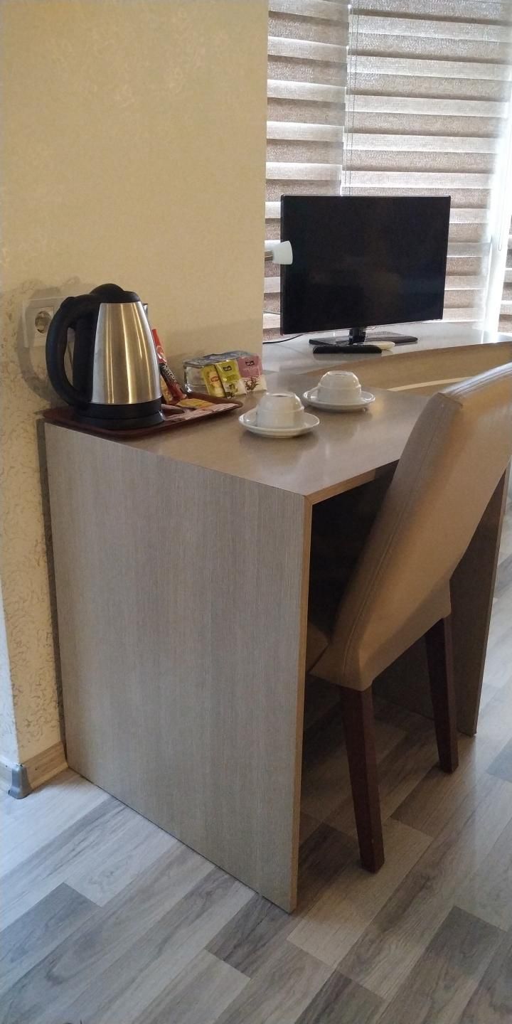 Pencere önündeki çalışma masası ve TV