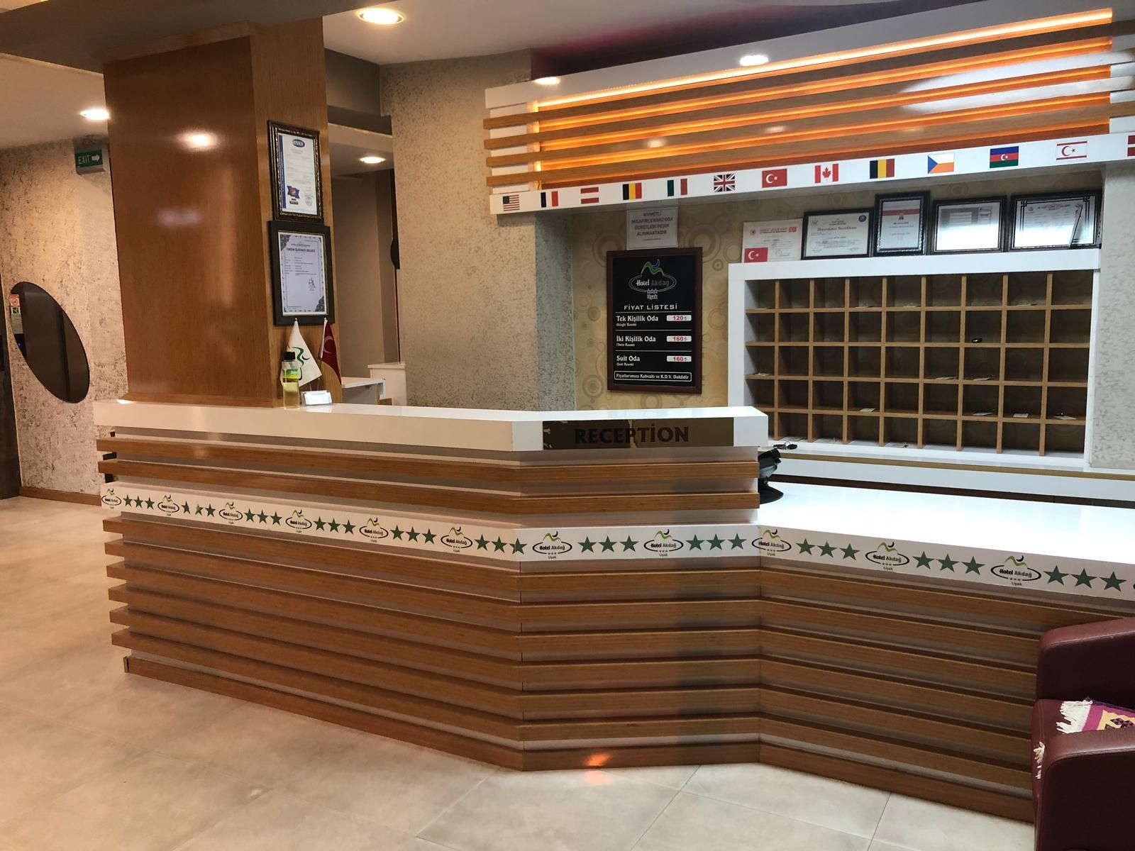 Ahşap detaylı resepsiyon bankosu